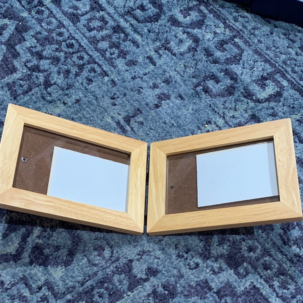 Vintage dual hinged picture frame holds 4 x 6” pictures in glass and wood frame